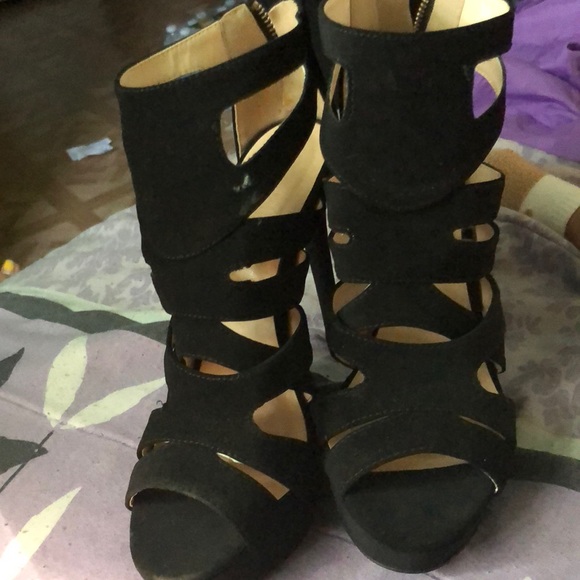 Black heels with gold accent - Picture 2 of 4